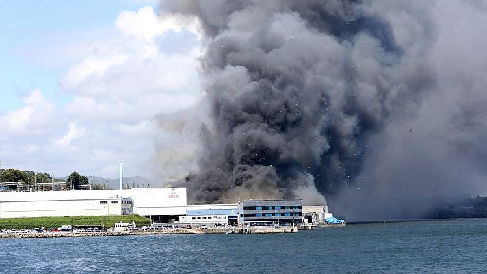 Telediario 1 - Incendio en las instalaciones de la conservera Jealsa en Boiro