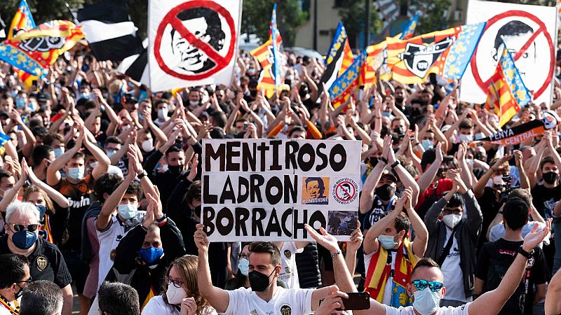 Miles de hincha del Valencia se manifiestan contra Peter Lim | Ver