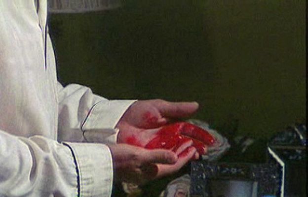 Amar en tiempos revueltos - Manos ensangrentadas