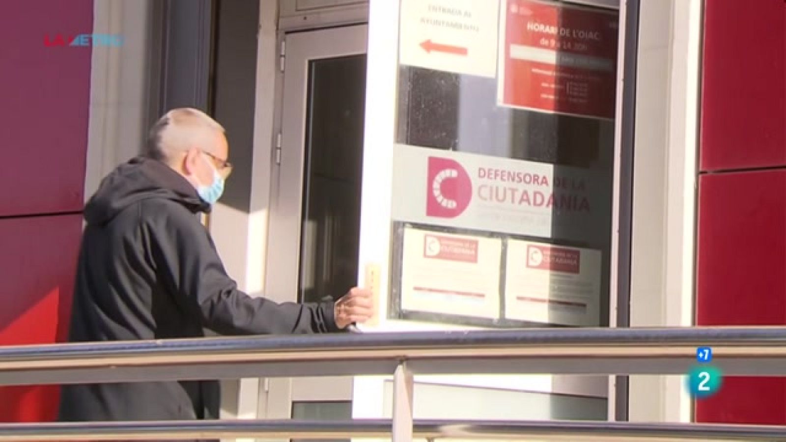 Parlem de les traves per aconseguir empadronar-se i del taller de formació de SEAT. Visitem una granja d'ous ecològics i descobrim el nous trams de passeig per riu Ripoll.