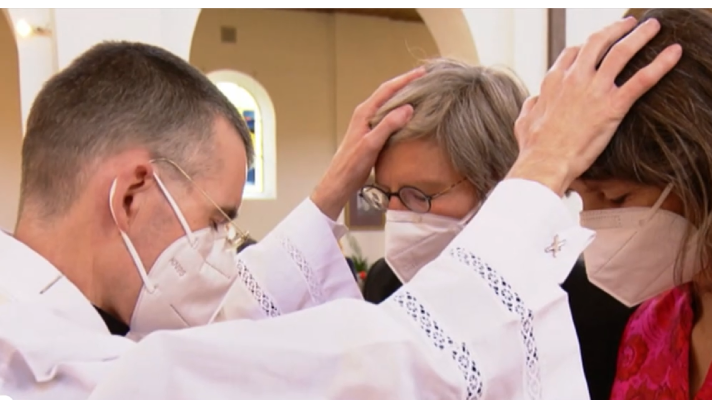 Telediario 1 - Un centenar de iglesias alemanas han decidido bendecir la unión de parejas gays y lesbianas a pesar de no tener el visto bueno del Vaticano