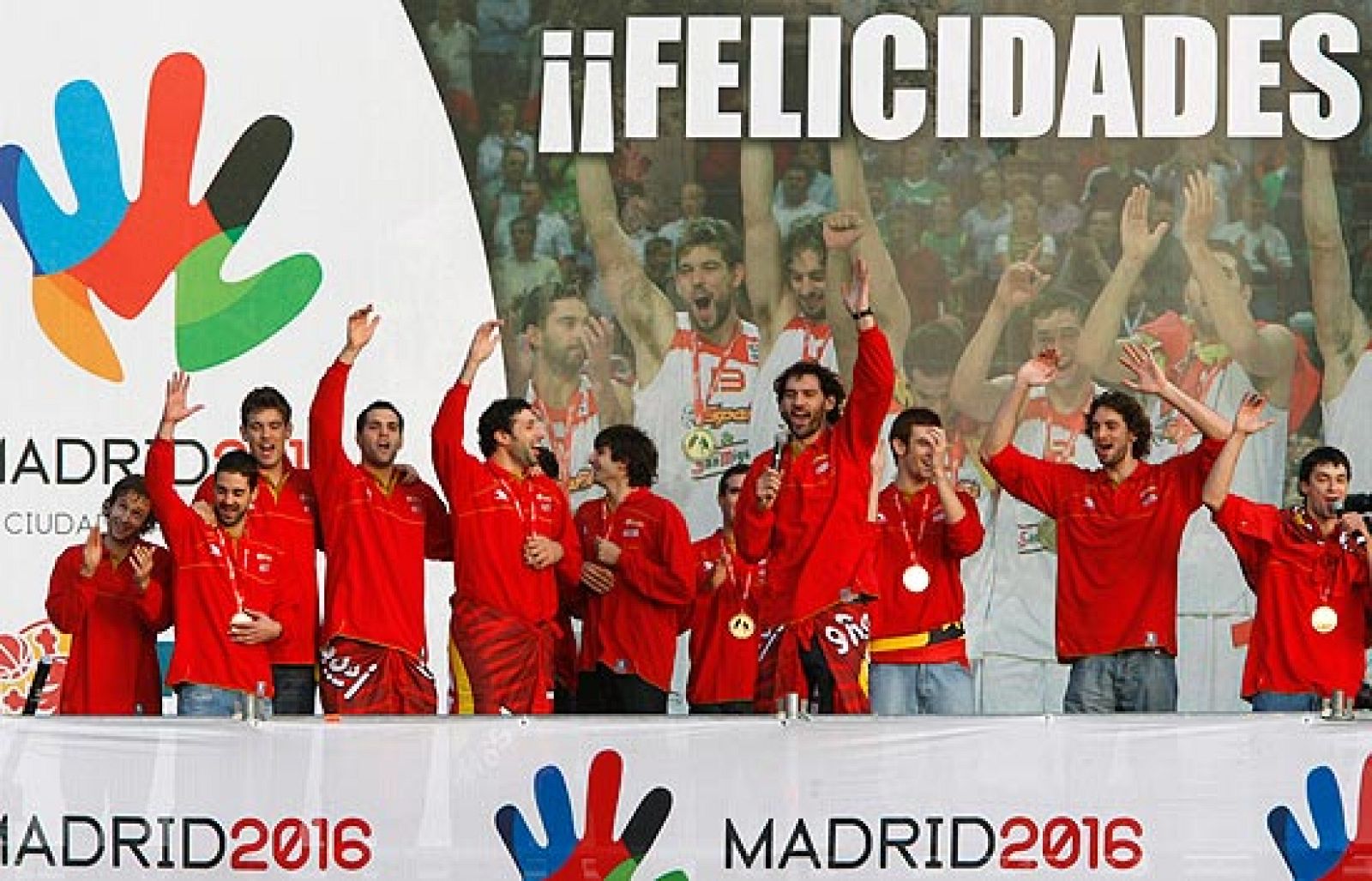 Miles de aficionados se han dado cita en la madrileña Plaza de Cibeles para celebrar con la selección española el oro conseguido en el Eurobasket.