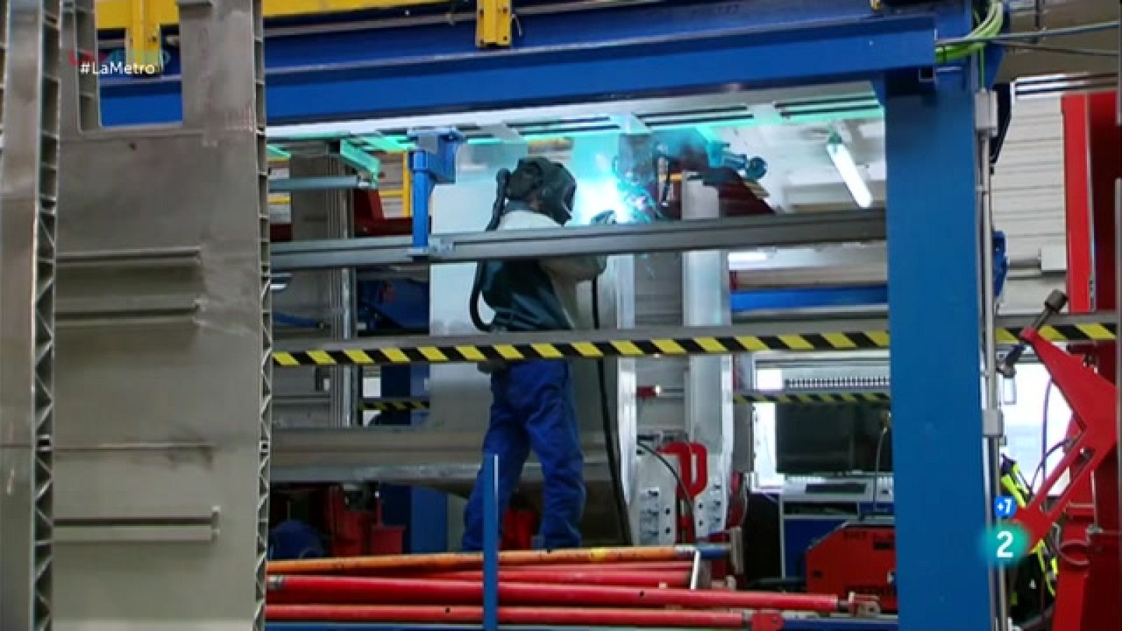 A Mollet i Santa Perpètua de Mogoda, al Vallès, veïns i comerciants veuen amb expectació la propera ampliació de la factoria d'Alstom, que ha de permetre fer l'encàrrec de 152 trens de Rodalies de RENFE.