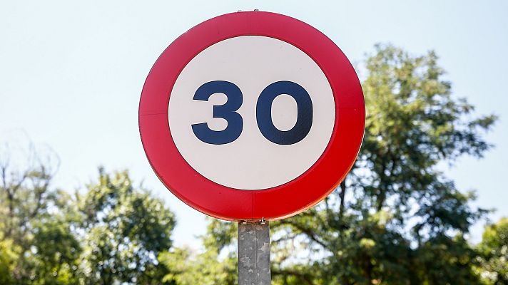 Informativo Telerioja - La DGT fija el máximo autorizado de 30 km/h en vías de un solo carril por sentido