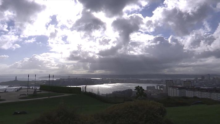 El tiempo - Intervalos de viento fuerte en la costa gallega, costa Cantábrica, bajo y medio Ebro, Ampurdán, Baleares y Canarias. Probables tormentas en el entorno de la provincia de Gerona