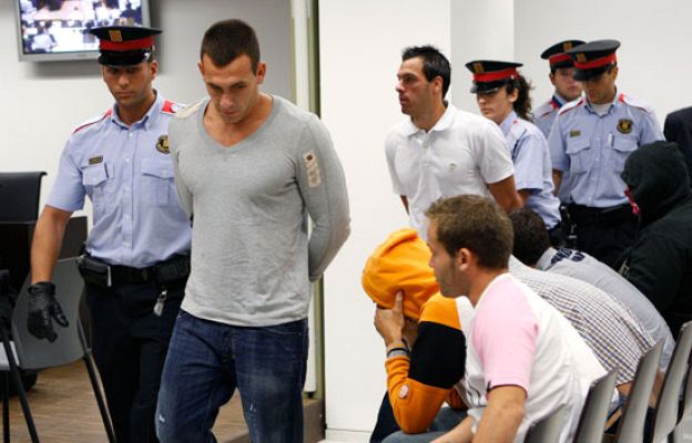  - Futbolistas en el banquillo