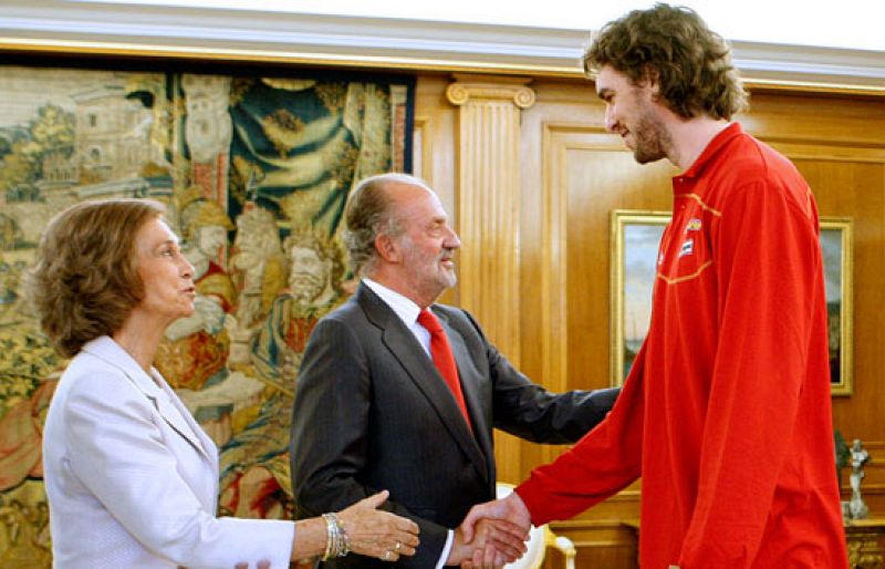 Los reyes felicitan a los campeones del Eurobasket