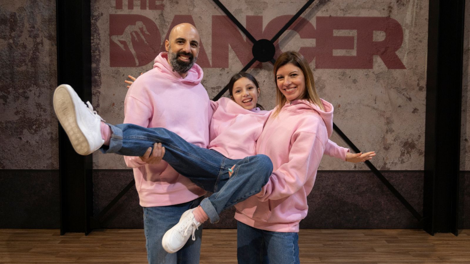 The Dancer - Actuación completa de Amores family