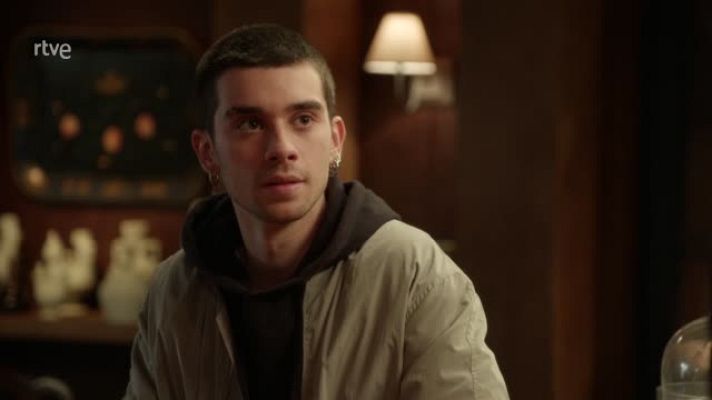 Dos vidas - Erik acepta quedarse en el hotel