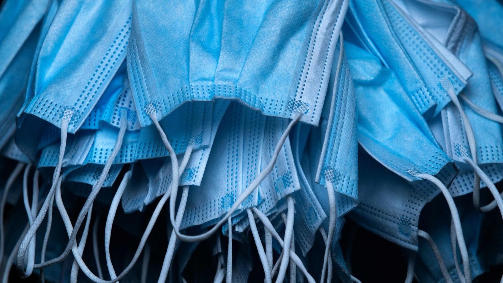 ¿Un verano sin mascarillas?: Feijóo abre el debate sobre su uso obligatorio al aire libre