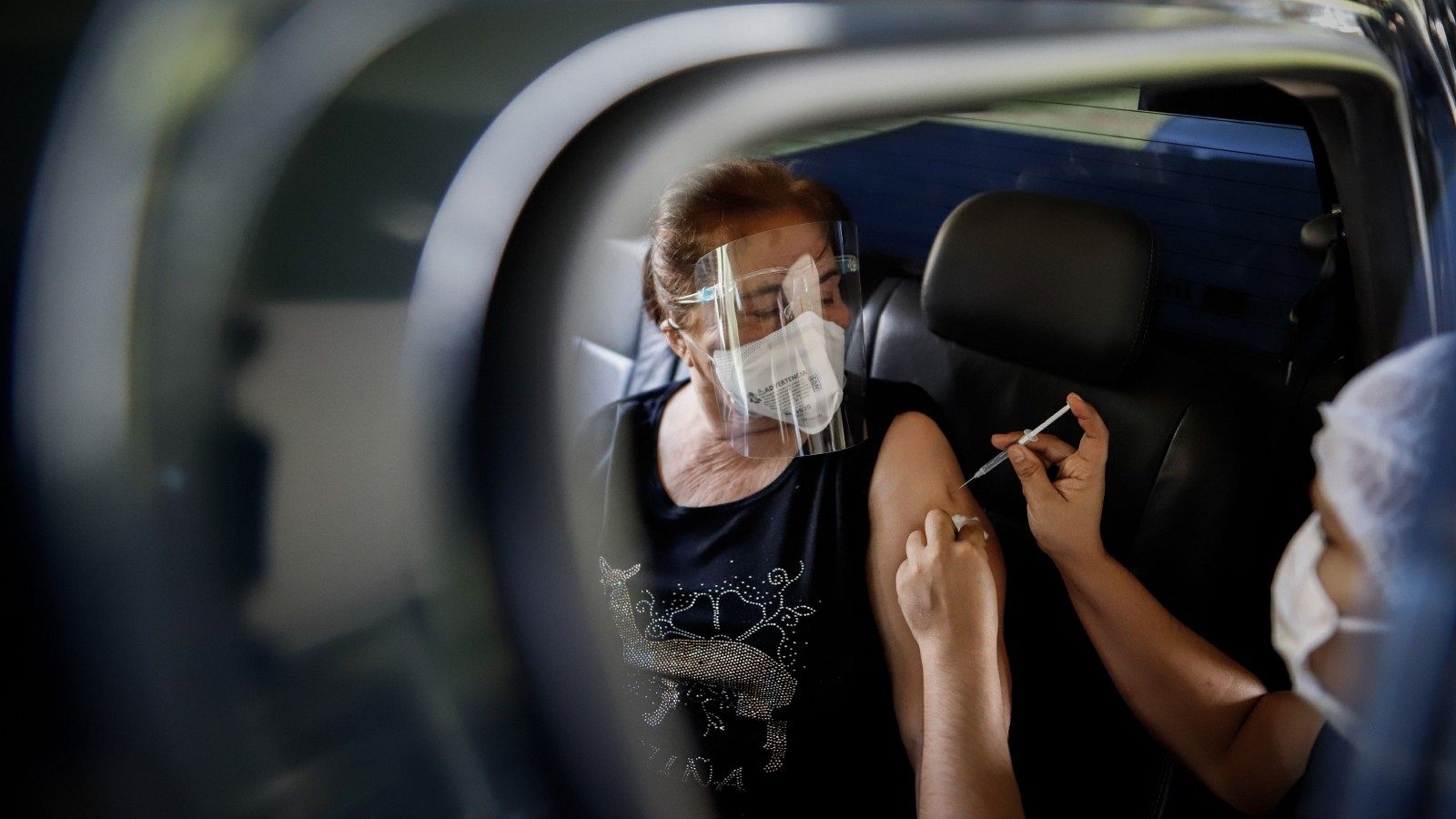 Combinar vacunas COVID provoca reacciones adversas leves más frecuentes