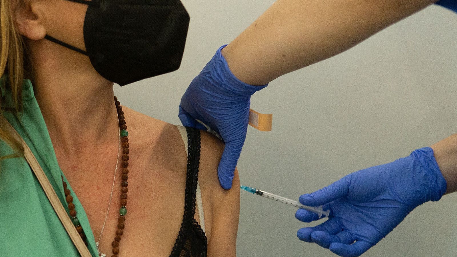 Coronavirus - Combinar vacunas aumenta los efectos adversos leves, según un estudio - Telediario 1 | Ver