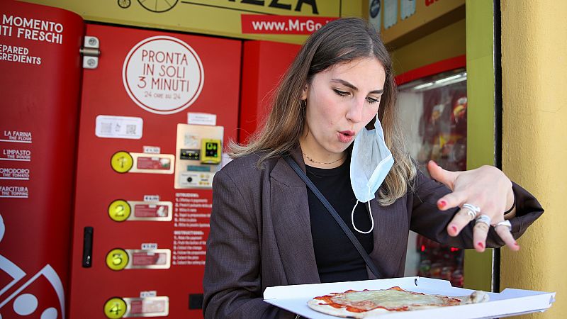 Una máquina expendedora prepara pizzas al instante