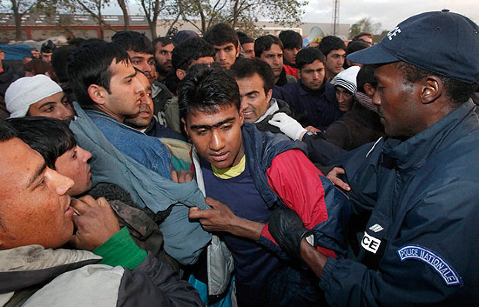 Desalojan un campamento de refugiados en Francia | Ver