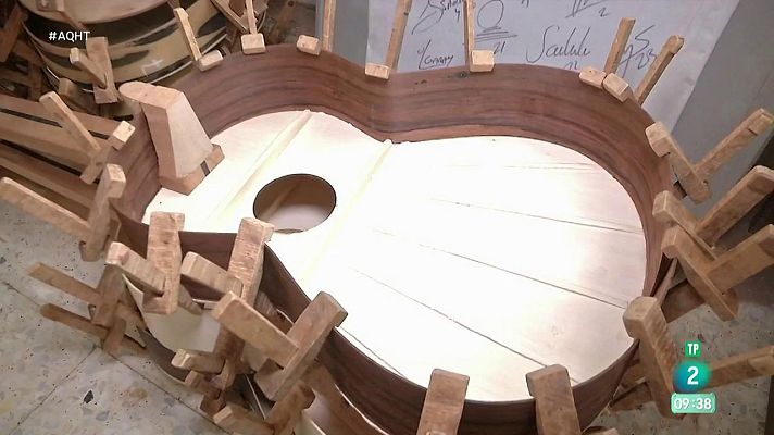 Aquí hay trabajo - El lutier de grandes guitarras y grandes artistas