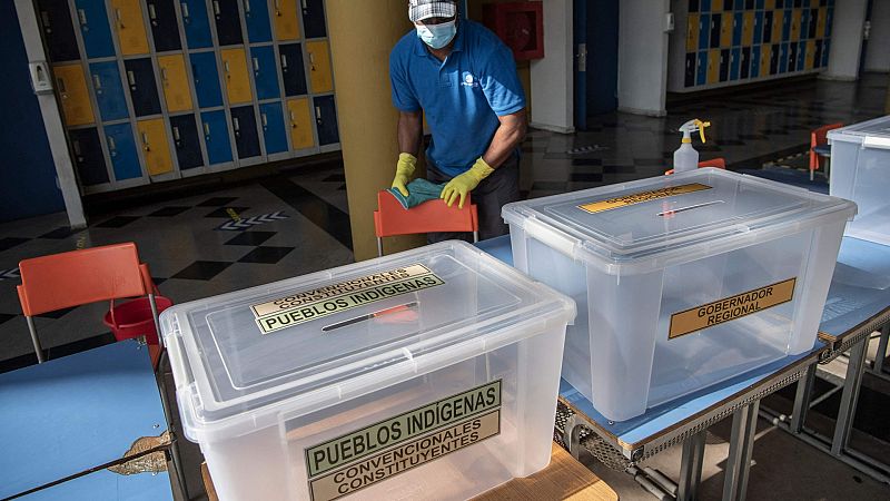 Chile elige a las 155 personas encargadas de redactar la constitución que enterrará la de la época de Pinochet