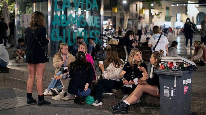 Telediario 1 - Desalojadas más de 7.000 personas en diversos botellones de Barcelona