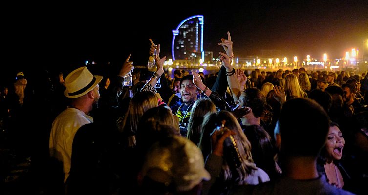 Telediario 1 - Noche de botellones y aglomeraciones en Barcelona pese a la pandemia