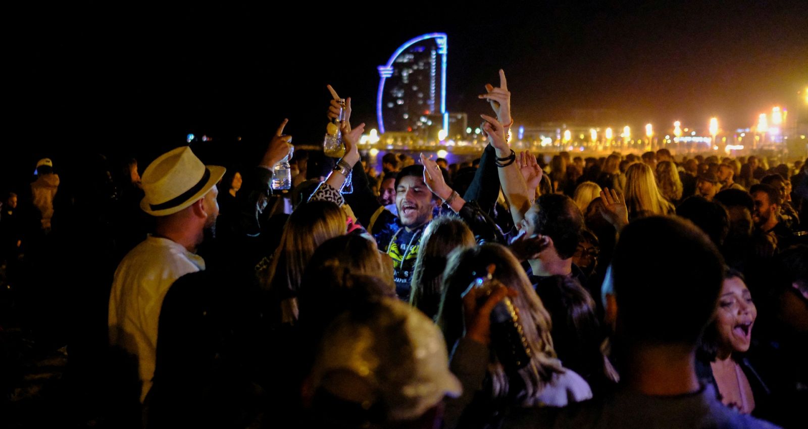 Noche de botellones y aglomeraciones en Barcelona pese a la pandemia