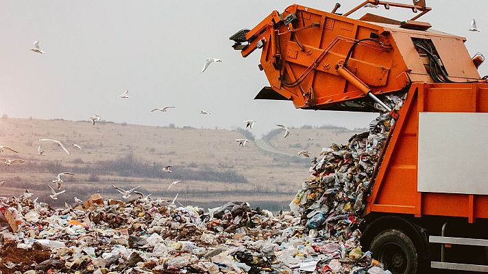 Telediario 1 - China impulsa el reciclaje y cierra sus fronteras a los residuos
