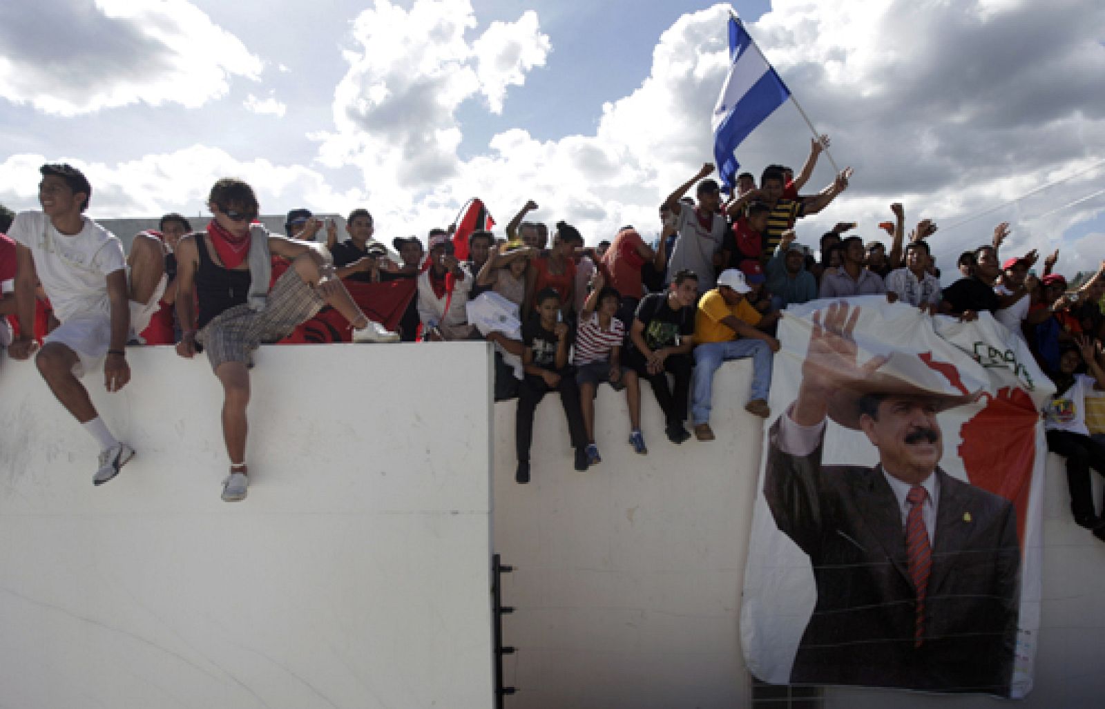Zelaya ha vuelto por sorpresa a Honduras.
