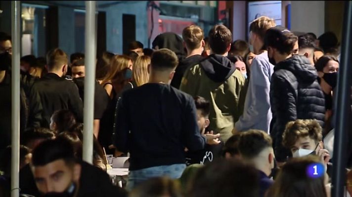 Telecanarias - Cientos de jóvenes disfrutan del primer fin de semana sin toque de queda en Canarias