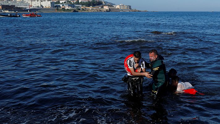 Telediario 1 - Desalojada la playa de El Tarajal por las fuerzas de seguridad
