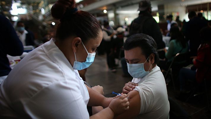 Telediario 1 - Sanidad y las comunidades autónomas estudian la estrategia para vacunar a los menores de 60 años que ya tienen una dosis de AstraZeneca