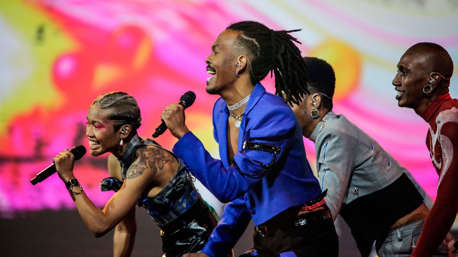 Eurovisión 2021 - Minuto de Países Bajos: Jeangu Macrooy canta "Birth of a new age" en la primera semifinal