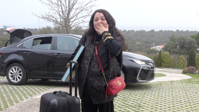 Alicia dice adi�s a la casa y a sus compa�eros