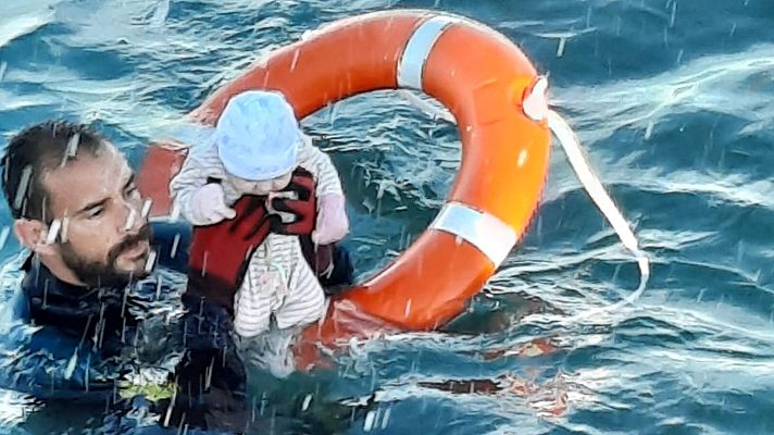 Telediario 1 - La historia detrás de la foto viral del Guardia Civil salvando a un bebé del mar