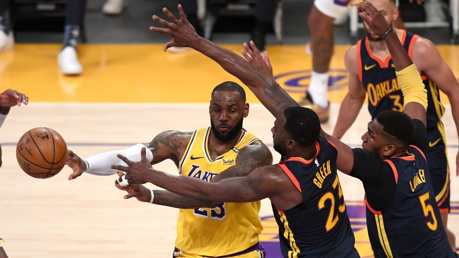 Los Lakers vencen a los Warriors y sellan su pase a playoff | Ver