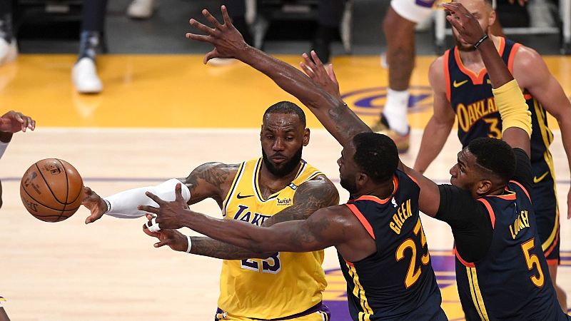 Los Lakers vencen a los Warriors y sellan su pase a playoff | Ver