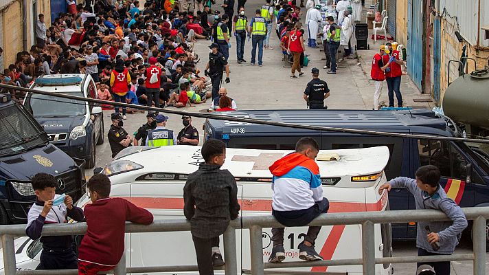 Telediario 1 - El Gobierno propone a las comunidades acoger a unos 200 menores no acompañados que ya estaban en Ceuta