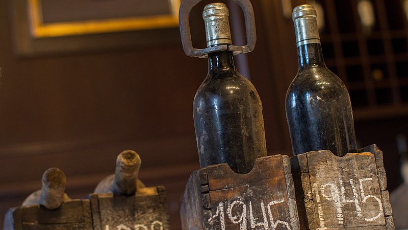 Subastan la primera botella de vino fermentado en el espacio