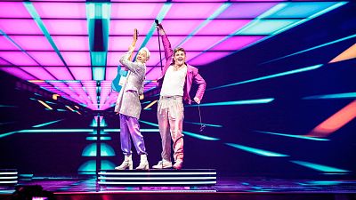 Dinamarca: Fyr & Flamme canta "�ve os p� hinanden"