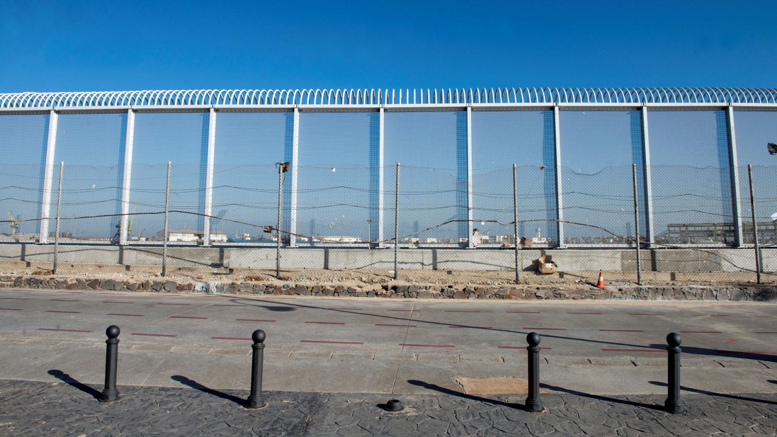 Cientos de migrantes tratan de entrar en Melilla y el Ejército se despliega en la frontera