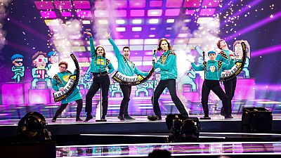 Islandia: Dadi & Gagnamagni� canta "10 years"