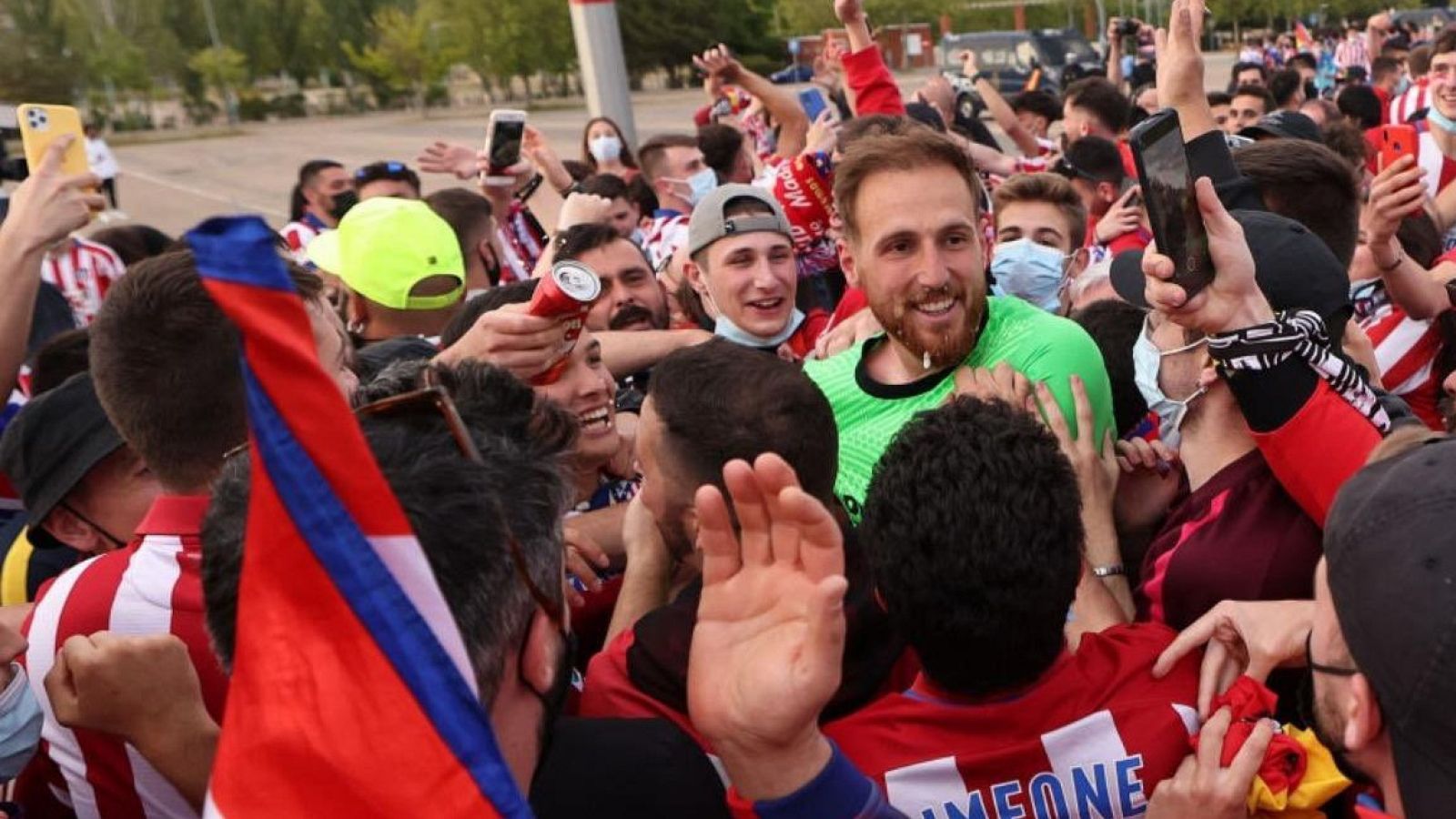 Jugadores del Atleti celebran con los hinchas sin protocolo - Estudio Estadio | Ver