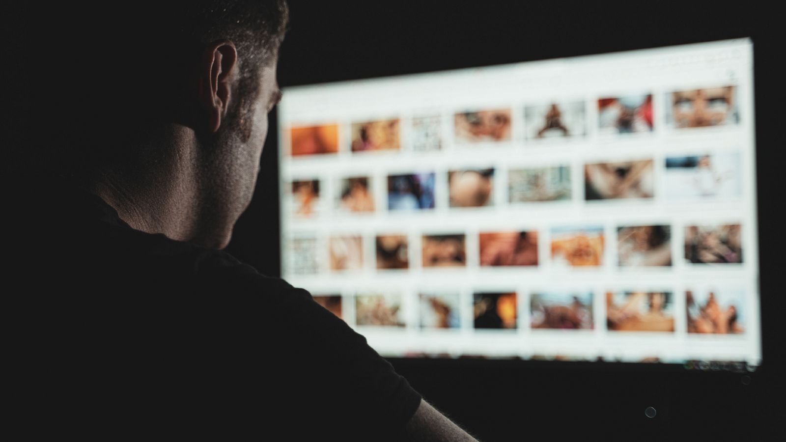 La adicción a la pornografía provoca complejos e insatisfacción sexual | Ver