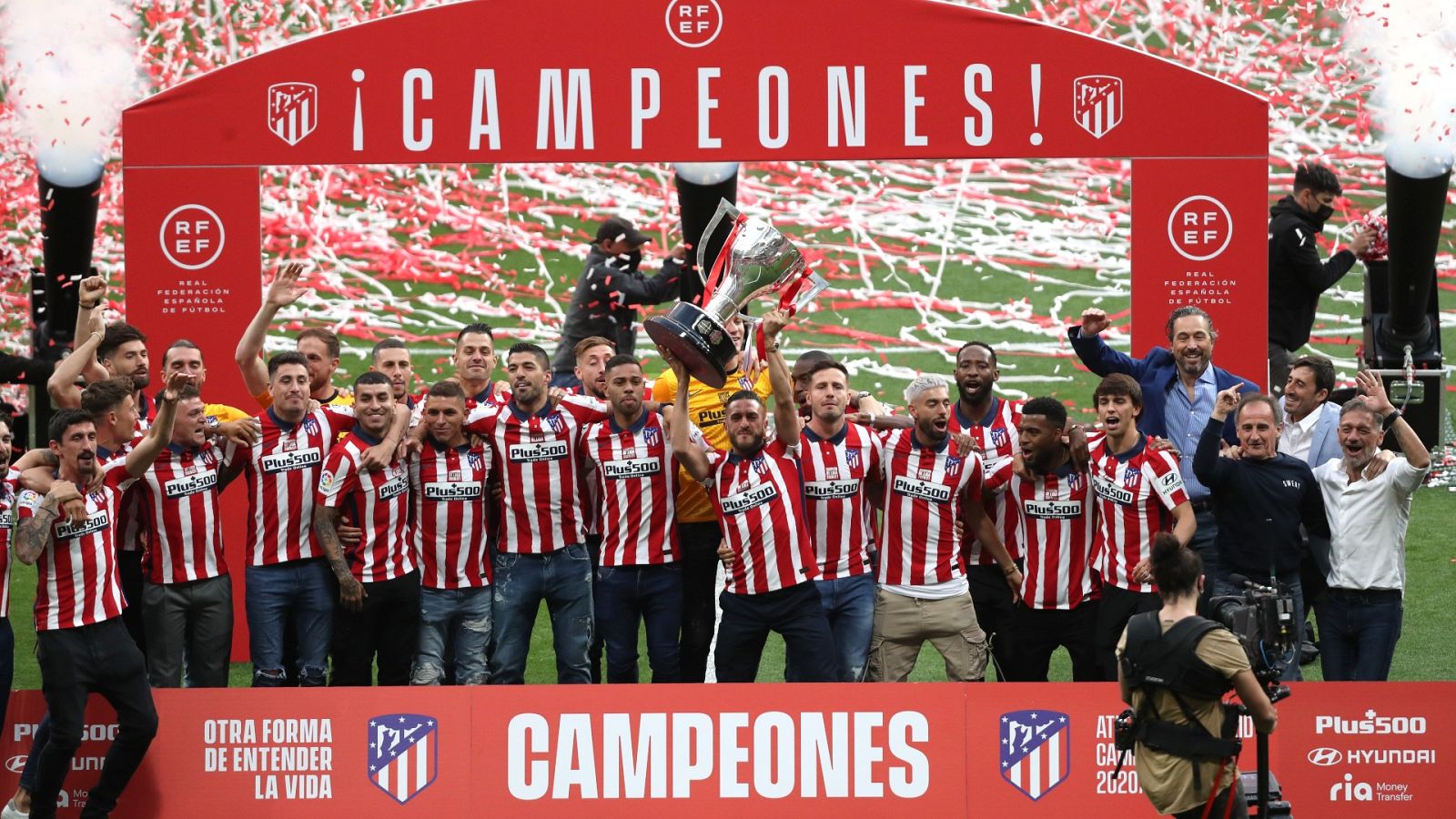 Koke alza la copa de campeones de Liga | Ver