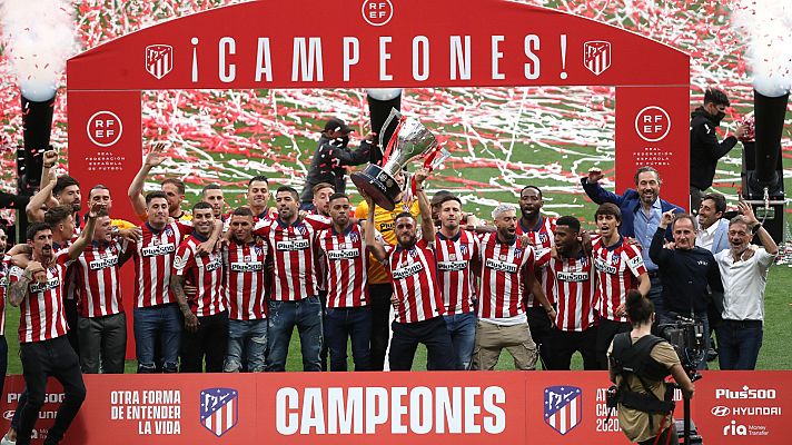 - Koke alza la copa de campeones de Liga