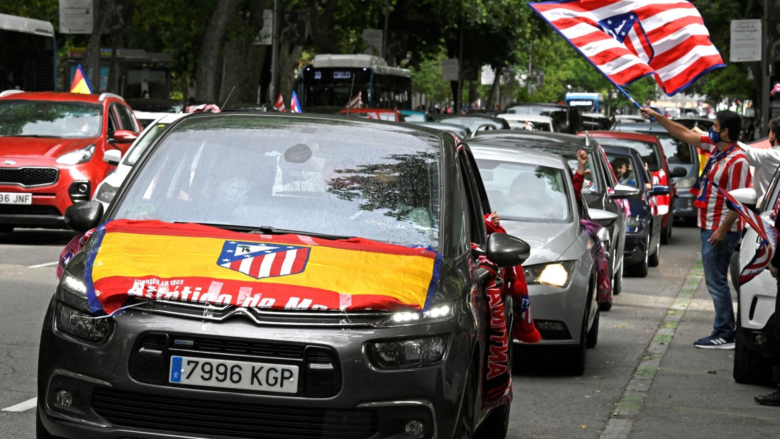 Caravana rojiblanca para celebrar la Liga del Atlético | Ver
