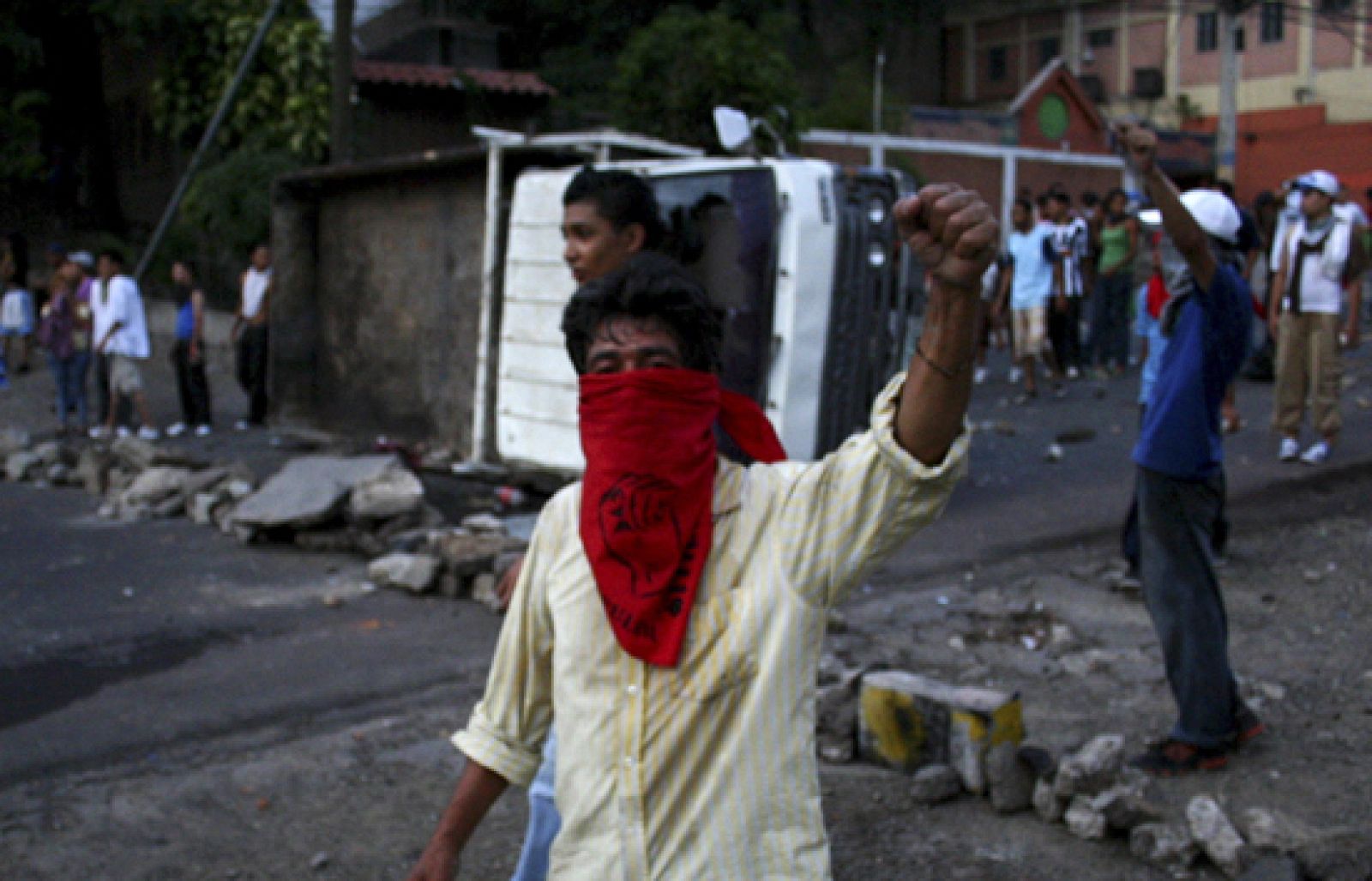 Nueva noche de enfrentamientos entre la policía y seguidores de Zelaya.