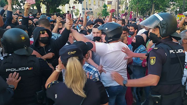 Telediario 1 - La policía carga contra los manifestantes en las protestas por la presencia de Abascal en Ceuta