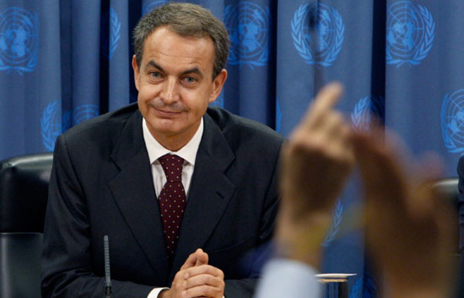 En la Asamblea General de la ONU Zapatero escucha atentamente la intervencion de Obama | Ver