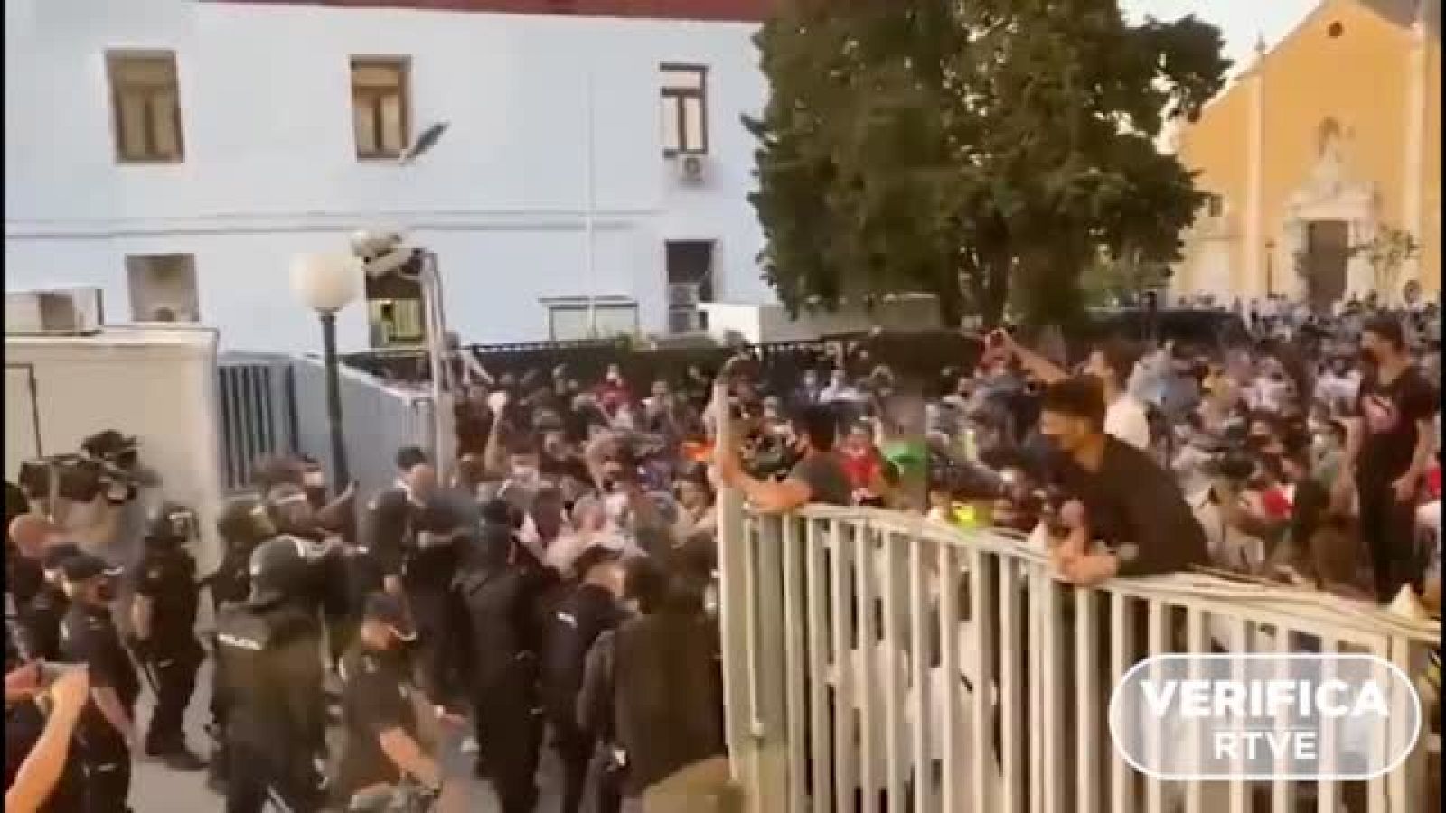 Perspectiva multicámara sobre el lanzamiento de una silla contra la Policía en Ceuta