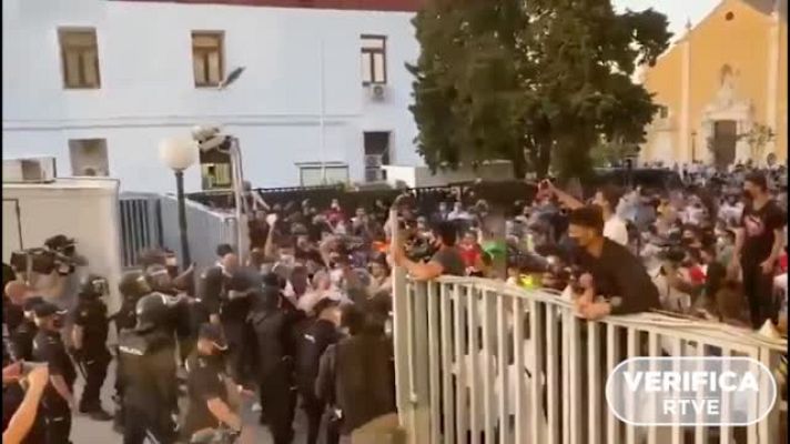  - Perspectiva multicámara sobre el lanzamiento de una silla contra la Policía en Ceuta