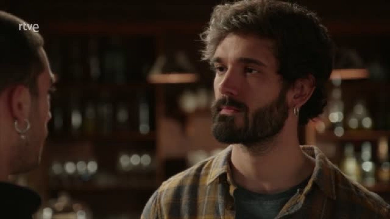 Erik convence a Tirso de no vender el hotel