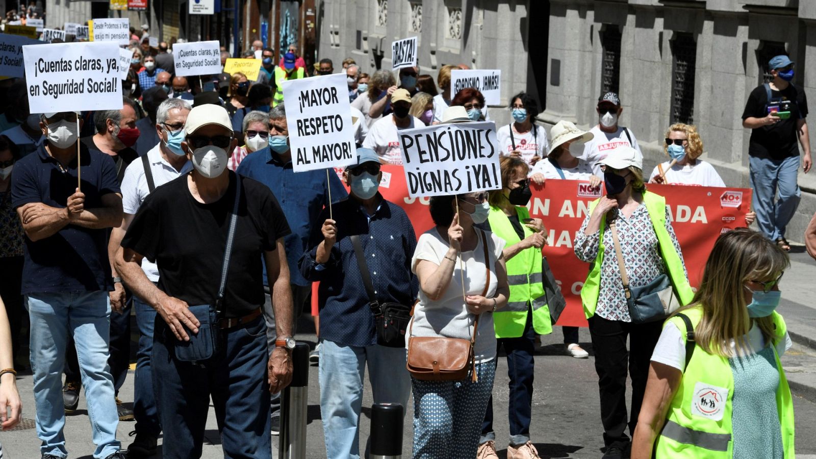 Un millar de personas se manifiesta en defensa del sistema público pensiones
